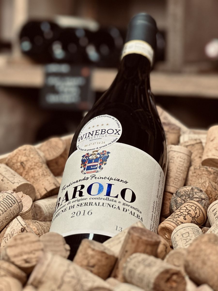 Un Barolo 2016 de Ferdinando Principiano posé sur des bouchons