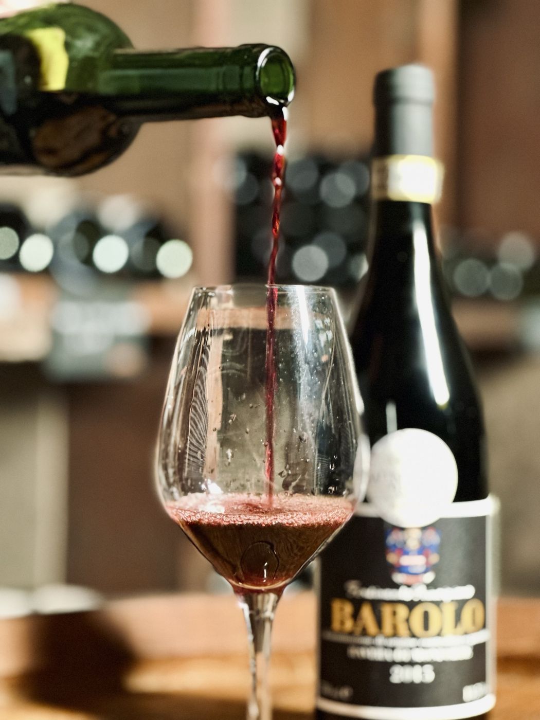 Un Barolo servi dans un verre, dans la cave Winebox Prestige