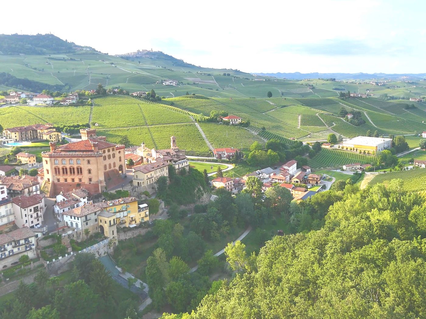 Vue aérienne du village de Barolo, de son château et des vignes du Piémont